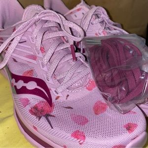 Unisex Saucony Kinvara 12 Pink Floral Sneaker Size 8